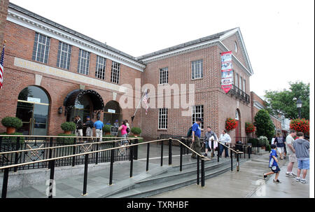Les fans de baseball commencent à fichier dans le National Baseball Hall of Fame and Museum à Cooperstown, New York le 24 juillet 2009. Les anciens joueurs Rickey Henderson, Jim Rice et Joe Gordon seront accueillis dans le hall comme la classe 2009 le 26 juillet. (Photo d'UPI/Bill Greenblatt) Banque D'Images