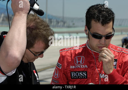 Pilote de voiture de course Indy Dario Franchitti reviews sa les performances d'une voiture après avoir terminé une session pratique à la Homestead Miami Speedway le 25 mars 2006 en préparation pour la Toyota Indy 300 qui aura lieu le 26 mars 2005 à Homestead, Floride. (Photo d'UPI/Marino-Cantrell) Banque D'Images