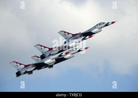 L'US Air Force Thunderbirds effectuer à la Homestead Air Show à Homestead, Floride le 4 novembre 2012..UPI/Marino-Bill Joe Cantrell Banque D'Images