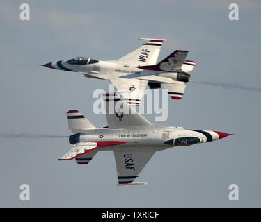 L'US Air Force Thunderbirds effectuer à la Homestead Air Show à Homestead, Floride le 4 novembre 2012..UPI/Marino-Bill Joe Cantrell Banque D'Images