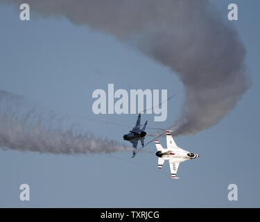 L'US Air Force Thunderbirds effectuer à la Homestead Air Show à Homestead, Floride le 4 novembre 2012..UPI/Marino-Bill Joe Cantrell Banque D'Images