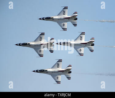 L'US Air Force Thunderbirds effectuer à la Homestead Air Show à Homestead, Floride le 4 novembre 2012..UPI/Marino-Bill Joe Cantrell Banque D'Images