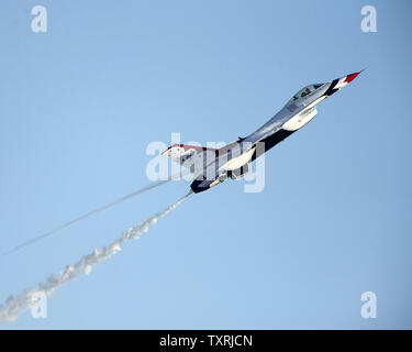 L'US Air Force Thunderbirds effectuer à la Homestead Air Show à Homestead, Floride le 4 novembre 2012..UPI/Marino-Bill Joe Cantrell Banque D'Images
