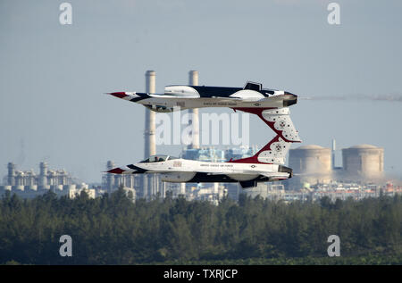 L'US Air Force Thunderbirds effectuer à la Homestead Air Show à Homestead, Floride le 4 novembre 2012..UPI/Marino-Bill Joe Cantrell Banque D'Images