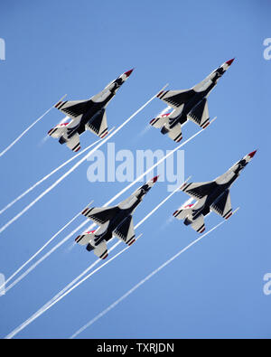 L'US Air Force Thunderbirds effectuer à la Homestead Air Show à Homestead, Floride le 4 novembre 2012..UPI/Marino-Bill Joe Cantrell Banque D'Images