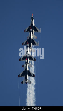 L'US Air Force Thunderbirds effectuer à la Homestead Air Show à Homestead, Floride le 4 novembre 2012..UPI/Marino-Bill Joe Cantrell Banque D'Images