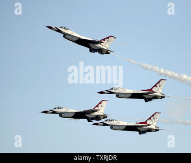 L'US Air Force Thunderbirds effectuer à la Homestead Air Show à Homestead, Floride le 4 novembre 2012..UPI/Marino-Bill Joe Cantrell Banque D'Images