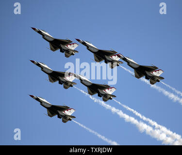L'US Air Force Thunderbirds effectuer à la Homestead Air Show à Homestead, Floride le 4 novembre 2012..UPI/Marino-Bill Joe Cantrell Banque D'Images