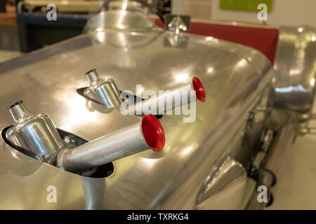 Carburateurs su pousser à travers le corps d'une Lotus Mark VI 1953, Colin Chapman's première voiture de production. British Motor Museum, Gaydon, UK Banque D'Images
