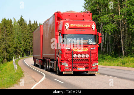 Jyvaskyla, Finlande. Le 7 juin 2019. Nouveau rouge personnalisé magnifiquement Scania R camion avec remorque pleine d'Konnekuljetus Oy transporte des marchandises le long de la route. Banque D'Images