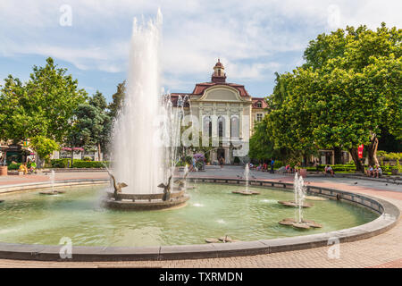 Le Pélican fontaine, également connu sous le nom de ''boutons'' est situé en face de la municipalité de Plovdiv Banque D'Images