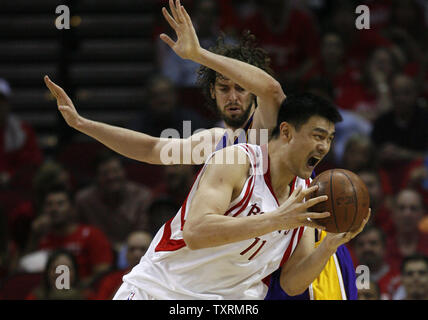 Centre de Houston Rockets Yao Ming (11), de la Chine, tente d'obtenir autour de la défense des Los Angeles Lakers Pau Gasol centre (16), de l'Espagne, dans la seconde moitié du match 3 de la demi-finale de conférence de l'Ouest au Toyota Center de Houston, Texas, le 8 mai 2009. Les Lakers battu les Rockets 108-94 de prendre un 2-1 plomb dans leur meilleur-de-sept séries. (Photo d'UPI/Aaron M. Sprecher) Banque D'Images