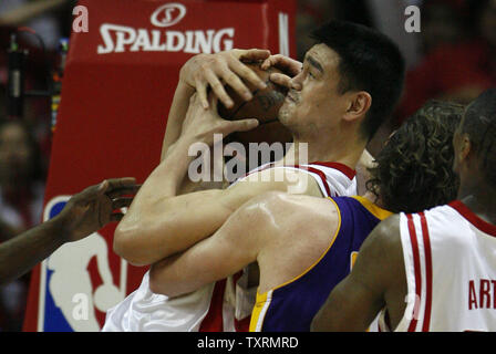 Centre de Houston Rockets Yao Ming (L), de la Chine, prend un rebond offensif au centre de Los Angeles Lakers Pau Gasol (C), de l'Espagne, en tant que gardien des Houston Rockets Ron Objet fabriqué (R) tente d'aider dans la seconde moitié du match 3 de la demi-finale de conférence de l'Ouest au Toyota Center de Houston, Texas, le 8 mai 2009. Les Lakers battu les Rockets 108-94 de prendre un 2-1 plomb dans leur meilleur-de-sept séries. (Photo d'UPI/Aaron M. Sprecher) Banque D'Images