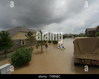 La Garde nationale de l'armée du Texas, l'Etat et les collectivités locales collaborent avec les premiers intervenants de Brookshire, Texas, le 20 avril 2016, à la suite de graves inondations au sud-est du Texas. Les membres du Service patrouillaient dans les zones inondées à la recherche pour aider les Texans en ont besoin. Photo de 1er lieutenant Zachary Ouest/ Army National Guard/UPI Banque D'Images