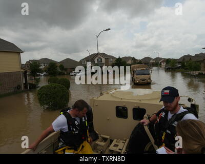 La Garde nationale de l'armée du Texas, l'Etat et les collectivités locales collaborent avec les premiers intervenants de Brookshire, Texas, le 20 avril 2016, à la suite de graves inondations au sud-est du Texas. Les membres du Service patrouillaient dans les zones inondées à la recherche pour aider les Texans en ont besoin. Photo de 1er lieutenant Zachary Ouest/ Army National Guard/UPI Banque D'Images