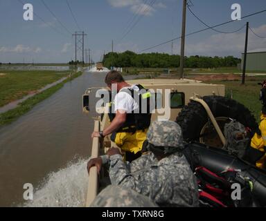 La Garde nationale de l'armée du Texas, l'Etat et les collectivités locales collaborent avec les premiers intervenants de Brookshire, Texas, le 20 avril 2016, à la suite de graves inondations au sud-est du Texas. Les membres du Service patrouillaient dans les zones inondées à la recherche pour aider les Texans en ont besoin. Photo de 1er lieutenant Zachary Ouest/ Army National Guard/UPI Banque D'Images