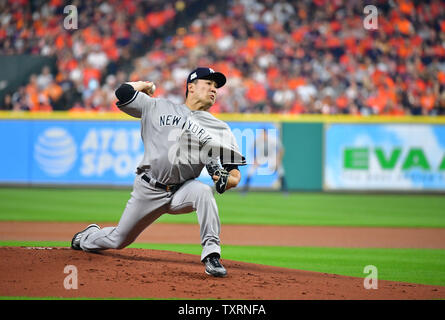 Le lanceur partant des Yankees de New York Masahiro Tanaka offre à l'Astros de Houston au cours de la première manche du jeu 1 de l'ALCS au Minute fait Park à Houston le 13 octobre 2017. Photo par Kevin Dietsch/UPI Banque D'Images