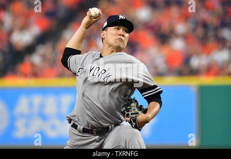 Le lanceur partant des Yankees de New York Masahiro Tanaka offre à l'Astros de Houston au cours de la première manche du jeu 1 de l'ALCS au Minute fait Park à Houston le 13 octobre 2017. Photo par Kevin Dietsch/UPI Banque D'Images