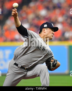 Le lanceur partant des Yankees de New York Masahiro Tanaka offre à l'Astros de Houston au cours de la première manche du jeu 1 de l'ALCS au Minute fait Park à Houston le 13 octobre 2017. Photo par Kevin Dietsch/UPI Banque D'Images