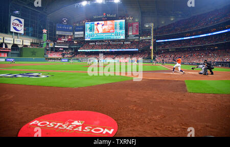 Le lanceur partant des Yankees de New York Masahiro Tanaka offre aux Astros de Houston shortstop Carlos Correa au cours de la première manche du jeu 1 de l'ALCS au Minute fait Park à Houston le 13 octobre 2017. Photo par Kevin Dietsch/UPI Banque D'Images