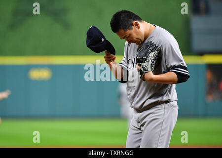 New York Yankees pitcher Masahiro Tanaka ses conseils dans la troisième manche après son quatrième Astros de Houston barré au cours du jeu 1 de l'ALCS au Minute fait Park à Houston le 13 octobre 2017. Photo par Kevin Dietsch/UPI Banque D'Images