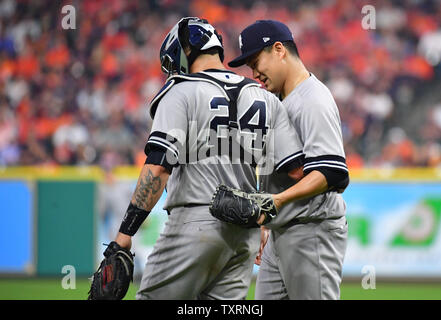 New York Yankees pitcher Masahiro Tanaka et catcher Gary Sanchez (24) confèrent à la troisième manche du Match 1 de l'ALCS au Minute fait Park à Houston le 13 octobre 2017. Photo par Kevin Dietsch/UPI Banque D'Images