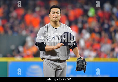 Le lanceur partant des Yankees de New York Masahiro Tanaka réagit après la prestation pour les Astros de Houston dans la troisième manche du Match 1 de l'ALCS au Minute fait Park à Houston le 13 octobre 2017. Photo par Kevin Dietsch/UPI Banque D'Images