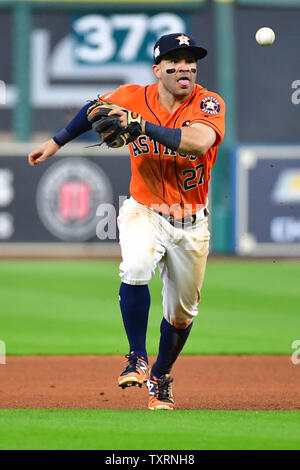 Astros de Houston' José Altuve (27) une Talonnette femme ESD elastique par New York Yankees' Matt Holliday dans la cinquième manche au cours du jeu 1 de l'ALCS au Minute fait Park à Houston le 13 octobre 2017. Photo par Kevin Dietsch/UPI Banque D'Images