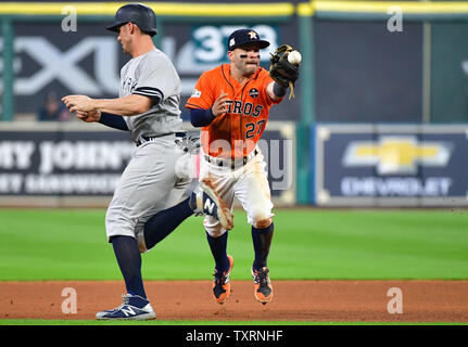 Astros de Houston' José Altuve (27) une Talonnette femme ESD elastique par New York Yankees' Matt Holliday tandis que Greg Bird avances à la deuxième base de la cinquième manche au cours du jeu 1 de l'ALCS au Minute fait Park à Houston le 13 octobre 2017. Photo par Kevin Dietsch/UPI Banque D'Images