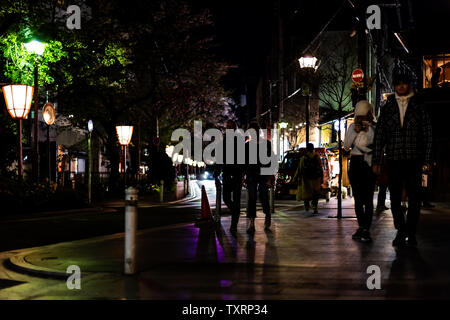 Kyoto, Japon - 16 avril 2019 - Kiyamachi-dori près de Pontocho district allée dans la nuit avec lampes lanternes rouge lumineux et personnes marchant sur s Banque D'Images