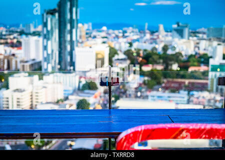 Pattaya, Thaïlande - 15 mai 2019 : vue panoramique de la ville de Pattaya, Thaïlande depuis le restaurant sur le toit de l'édifice. Banque D'Images