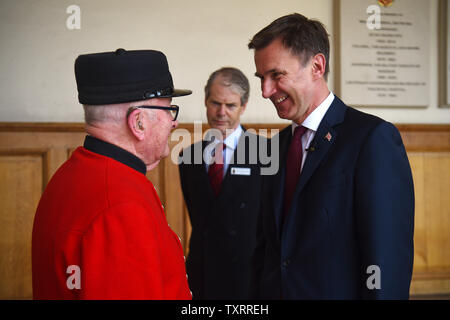 Candidat à la direction du parti conservateur Jeremy Hunt parle avec un pensionné Chelsea au cours d'une visite de l'Hôpital Royal de Chelsea, à Londres, accompagné du secrétaire à la défense, Penny Mordaunt. Banque D'Images