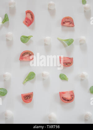 Fromage Mozzarella, tomate et laitue sur fond blanc Banque D'Images