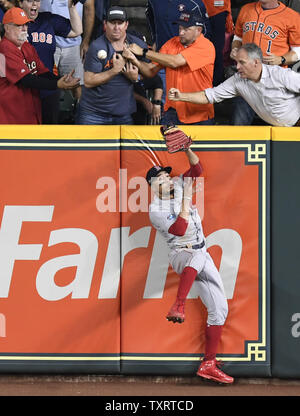 Fans d'interférer avec les Red Sox de Boston droit fielder Mookie Betts (50) alors qu'il tente de domaine un pop par Houston Astros José Altuve frappeur désigné, qui a été appelé au cours de la deuxième manche en quatre jeux de la série de championnat de la ligue américaine au Minute Maid Park de Houston, Texas, le 17 octobre 2018. Photo par Trask Smith/UPI Banque D'Images