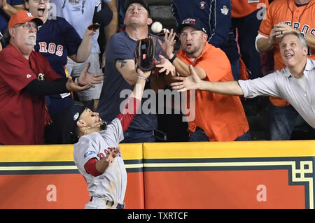 Fans d'interférer avec les Red Sox de Boston droit fielder Mookie Betts (50) alors qu'il tente de domaine un pop par Houston Astros José Altuve frappeur désigné, qui a été appelé au cours de la deuxième manche en quatre jeux de la série de championnat de la ligue américaine au Minute Maid Park de Houston, Texas, le 17 octobre 2018. Photo par Trask Smith/UPI Banque D'Images