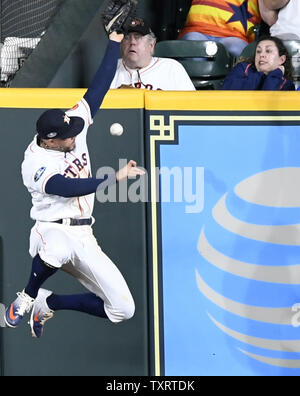 Le voltigeur des Houston Astros George Springer ne peut pas la double champ par les Red Sox de Boston au cours de la chrétienne catcher Vazquez sixième manche dans le jeu quatre des séries de Championnat de la ligue américaine au Minute Maid Park de Houston, Texas, le 17 octobre 2018. Photo par Trask Smith/UPI Banque D'Images