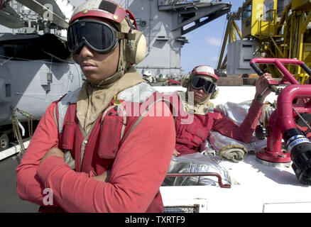 Tvh2003031504-À BORD DU USS HARRY S. TRUMAN, l'Est de la Méditerranée, Mars 15 (UPI) -- Deux membres de l'USS Harry S. Truman de l'accident et l'équipe de récupération par stand sur le pont avant les jours les opérations de vol, le 15 mars 2003, dans l'est de la mer Méditerranée. jg/John Gillis UPI Banque D'Images