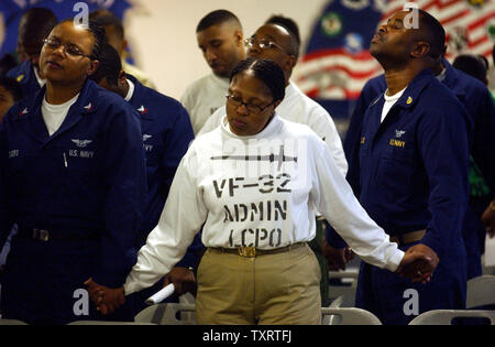 Tvh2003031609 - À BORD DU USS HARRY S. TRUMAN, l'Est de la Méditerranée, Mars 16 (UPI) -- les membres d'équipage à bord du porte-avions Harry S. Truman pour participer à un service de l'Évangile dans l'équipage du fo'c'sle dimanche, 16 mars 2003. jg/John Gillis UPI Banque D'Images