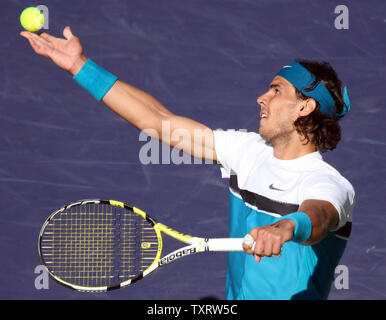 L'Espagnol Rafael Nadal s'apprête à frapper un servir lors de son dernier match face à mens Andy Murray de la Grande-Bretagne au BNP Paribas Open à Indian Wells, le 22 mars 2009. Nadal bat Murray 6-1, 6-2 pour remporter le championnat. (UPI Photo/ David Silpa) Banque D'Images