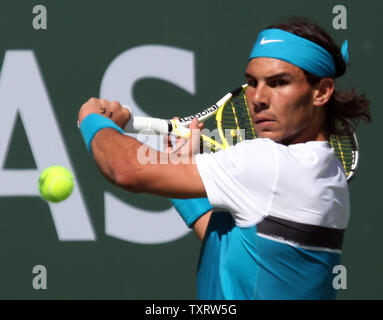 L'Espagnol Rafael Nadal s'apprête à frapper un revers au cours de son dernier match face à mens Andy Murray de la Grande-Bretagne au BNP Paribas Open à Indian Wells, le 22 mars 2009. Nadal bat Murray 6-1, 6-2 pour remporter le championnat. (UPI Photo/ David Silpa) Banque D'Images