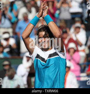 L'Espagnol Rafael Nadal célèbre après avoir remporté sa mens dernier match face à Andy Murray de la Grande-Bretagne au BNP Paribas Open à Indian Wells, le 22 mars 2009. Nadal bat Murray 6-1, 6-2 pour remporter le championnat. (UPI Photo/ David Silpa) Banque D'Images