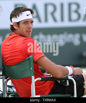 Juan Martin Del Potro argentines pendant sa pause mens demi-finale contre l'Espagnol Rafael Nadal au BNP Paribas Open à Indian Wells, le 19 mars 2011. Nadal battu Del Potro 6-4, 6-4 à l'avance pour le tournoi final. UPI/David Silpa Banque D'Images