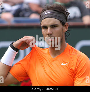 L'Espagnol Rafael Nadal s'arrête au cours de sa demi-finale de mens contre Juan Martin Del Potro argentines au BNP Paribas Open à Indian Wells, le 19 mars 2011. Nadal battu Del Potro 6-4, 6-4 à l'avance pour le tournoi final. UPI/David Silpa Banque D'Images