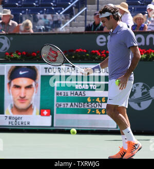 Roger Federer de la Suisse se réchauffe avant sa demi-finale hommes contre Alexandr Dolgopolov au BNP Paribas Open à Indian Wells, le 15 mars 2014. Federer bat Dolgopolov 6-3, 6-1 pour se qualifier pour la finale. UPI/David Silpa Banque D'Images