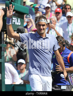 Roger Federer de la Suisse reconnaît la foule après avoir remporté sa demi-finale hommes contre Alexandr Dolgopolov au BNP Paribas Open à Indian Wells, le 15 mars 2014. Federer bat Dolgopolov 6-3, 6-1 pour se qualifier pour la finale. UPI/David Silpa Banque D'Images