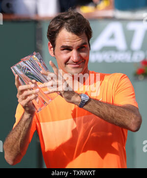 La Suisse de Roger Federer détient le deuxième trophée après avoir perdu son dernier match face à des hommes de Novak Djokovic la Serbie au BNP Paribas Open à Indian Wells, le 22 mars 2015. Djokovic bat Federer 6-3, 6-7 (5), 6-2 pour remporter le titre pour la deuxième année consécutive et la quatrième fois dans l'ensemble. Photo de David Silpa/UPI Banque D'Images