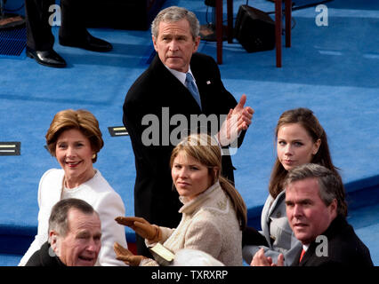 Le Président George Bush applaudissements la Marine Academy choir avec la Première dame Laura Bush, filles, Jenna et Barbara, son père George Bush père et frère Jeb, après avoir été assermenté pour la deuxième fois sur la colline du Capitole à Washington le 20 janvier 2005. (Photo d'UPI/Michael Kleinfeld) Banque D'Images