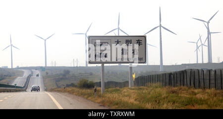 Des éoliennes fonctionnent dans la zone de développement dans Taiyangshan Wuzhong, une ville frontière dans la province du nord-ouest de la région autonome du Ningxia Hui le 22 septembre 2011. Les 215 milles carrés de zone a les avantages de l'énergie éolienne et solaire forte, résultant en 300 mégawatts d'énergie éolienne et 100 MW d'énergie photovoltaïque. Taiyangshan est la plus grande base de l'énergie propre en Chine. UPI/Stephen Shaver Banque D'Images