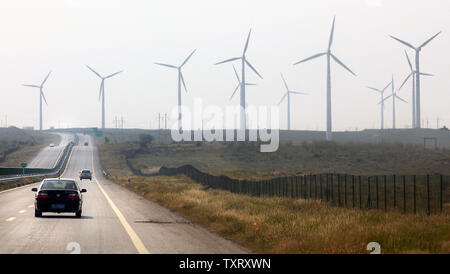 Des éoliennes fonctionnent dans la zone de développement dans Taiyangshan Wuzhong, une ville frontière dans la province du nord-ouest de la région autonome du Ningxia Hui le 22 septembre 2011. Les 215 milles carrés de zone a les avantages de l'énergie éolienne et solaire forte, résultant en 300 mégawatts d'énergie éolienne et 100 MW d'énergie photovoltaïque. Taiyangshan est la plus grande base de l'énergie propre en Chine. UPI/Stephen Shaver Banque D'Images