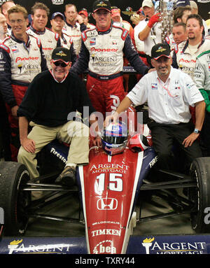 Les propriétaires de l'équipe David Letterman, gauche, et Bobby Rahal, droite, avec Buddy Rice pilote gagnant après avoir pris un raccourci Indianapolis 500 pluie à l'Indianapolis Motor Speedway à Indianapolis, IN, le 30 mai 2004. (UPI Photo/Mark Cowan) Banque D'Images